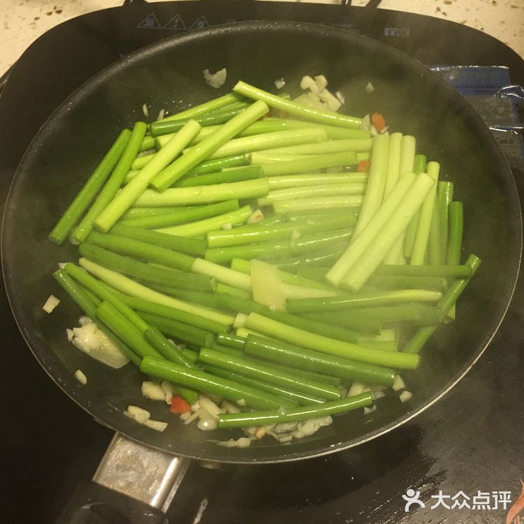 简单粗暴原始做法之清炒蒜苔   