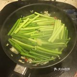 简单粗暴原始做法之清炒蒜苔   