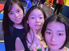 -爱蹦iBOON蹦床运动馆(江汉店)
