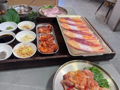 -围炉肉舍•炭烤活鳗•丹东海鲜烤肉(步行街店)