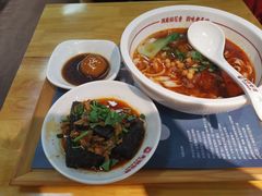 -呷佬·长沙手工米粉(金沙江路店)