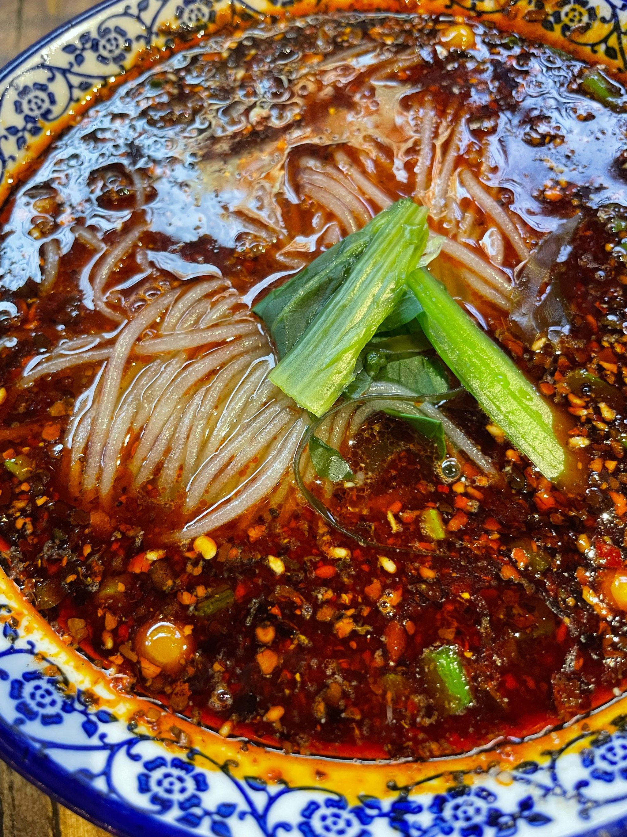 n瞧这麻辣粉,太有食欲了吧!
酸酸辣辣,味道太棒啦!