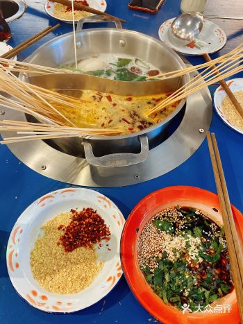 晚上跟几个朋友聚餐来串串～好久没吃了超级怀念聊聊天吃
