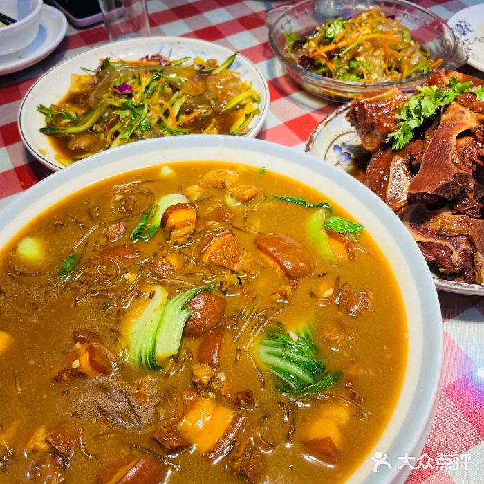 东北哈尔滨酱骨头馆房掌柜铁锅炖猪肉炖粉条图片