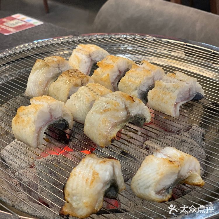 天了噜，这盘鳗鱼上桌神经还会动