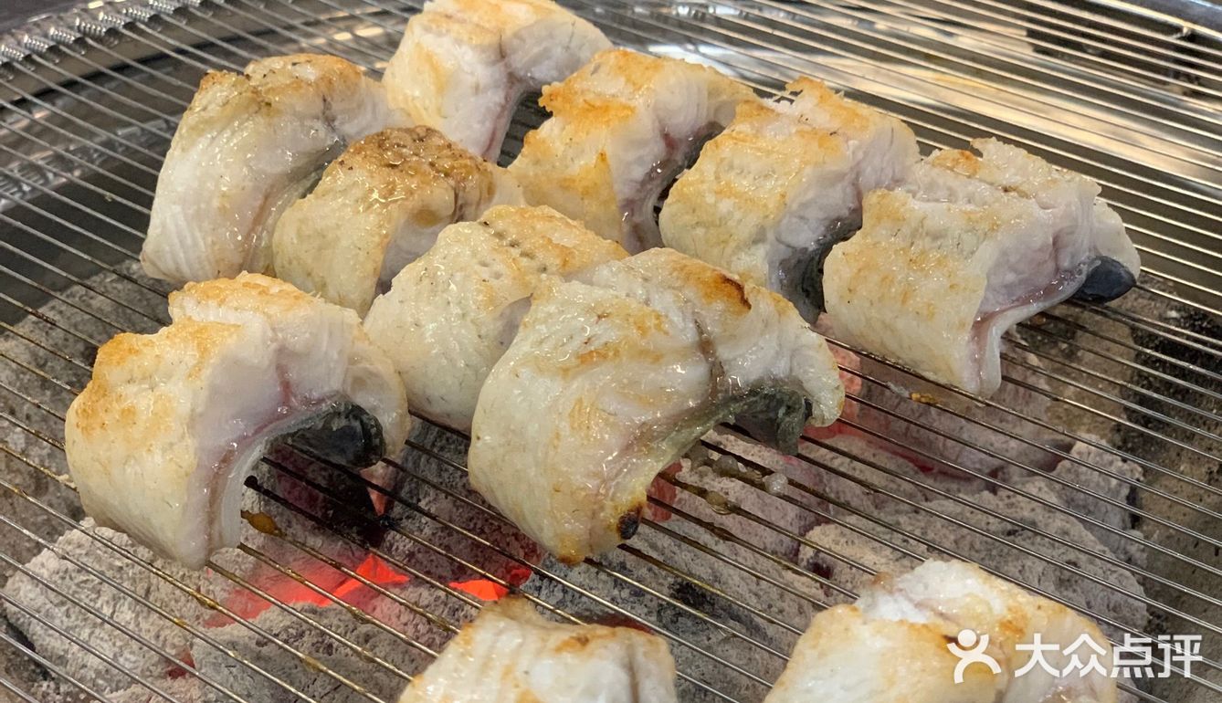 天了噜，这盘鳗鱼上桌神经还会动