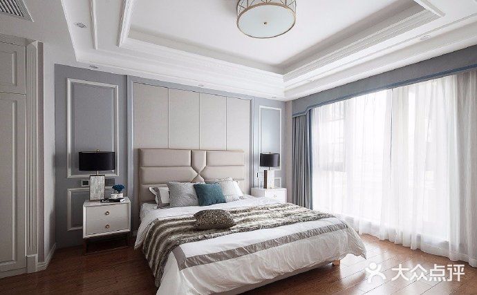 柔和色调的冰川灰色作为墙面的背景，没有那么冷峻的感觉