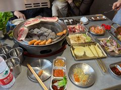 -围炉肉舍•炭烤活鳗•丹东海鲜烤肉(步行街店)