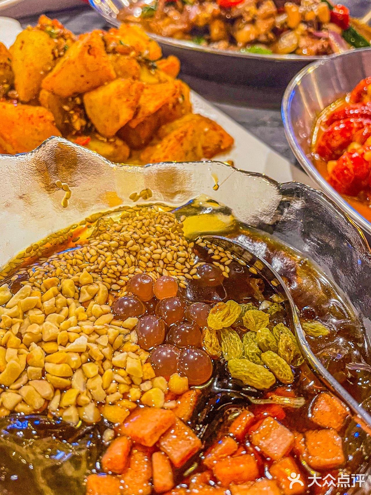 南京探店丨有剥虾师的龙虾店，你见过吗！