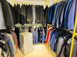 -月月婚纱礼服仓储店(王府井店)