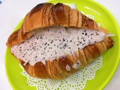 吞拿鱼沙律芝士牛角包-噏耷茶档