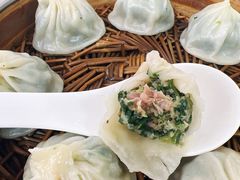荠菜鲜肉小笼包-曼曼汤包(建国西路店)