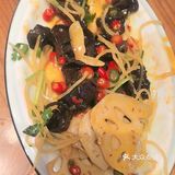 一进店，东北那热乎劲儿扑面而来。点的招牌排骨锅