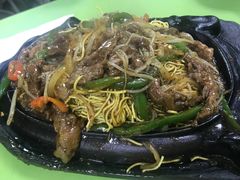 铁板黑椒牛柳炒面-胜利茶餐室