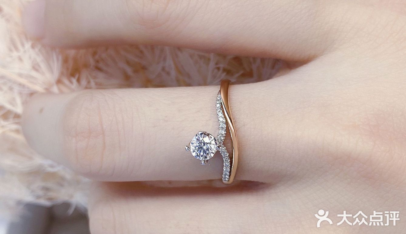 原来只是看中了女戒，特地跟男友到爱登珠宝看了样板