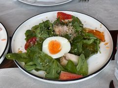 鸡肉蛋糖心蛋色拉-YUE·6·西式融合餐厅(外滩六号店)