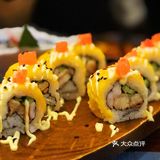 店内布置错落有致，前台很有酒吧的氛围