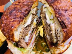 双蛋指椒牛肉汉堡-魏斯理汉堡(西安沣东吾悦店)