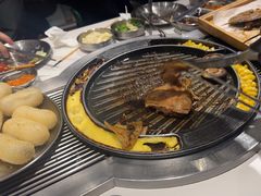 -山野的朋友露营炭火烤肉