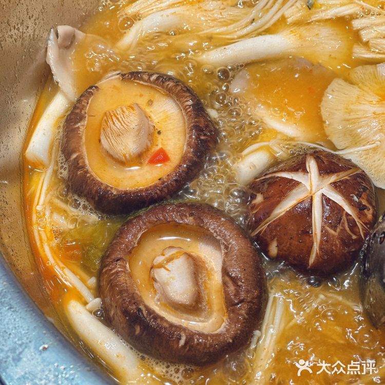 这次试的是番茄锅底，很适合不能吃辣的广东人