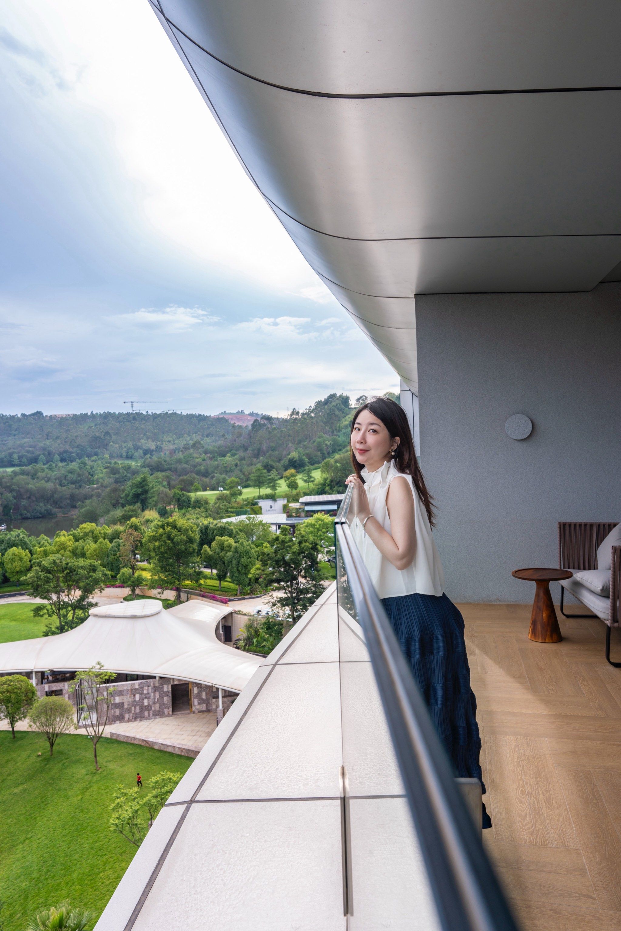 n	
而此刻置身于玉龙湾康谷白鹭岛的怀抱,与昆明的雨共舞,沉醉