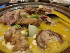 -帅巴人舅母子腊蹄民俗村