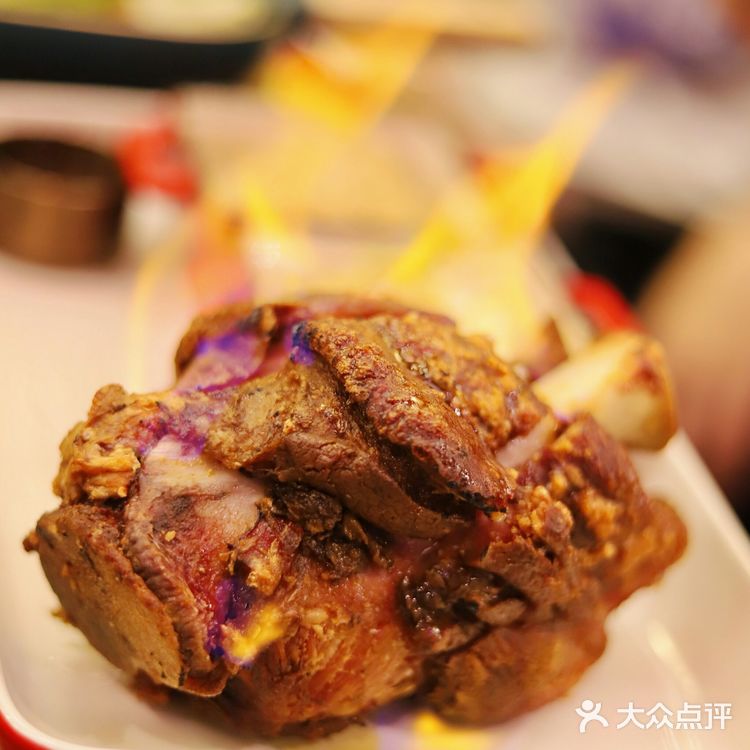 居然用宾利做装饰品?这家汽车餐厅真有料!