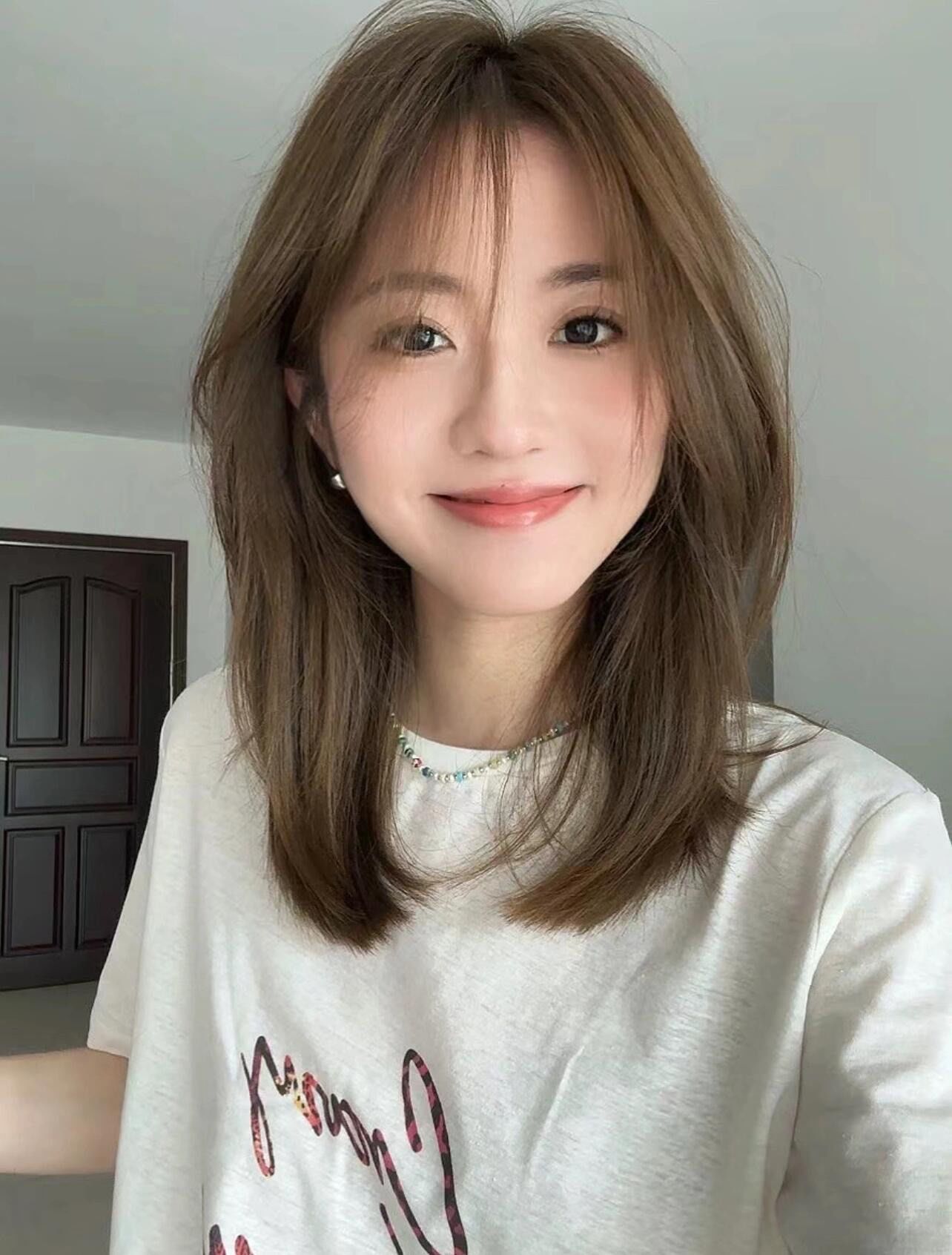 这个长度的发型我称之为黄金比例;\\n不压身高显身材苗条还能弥补肩