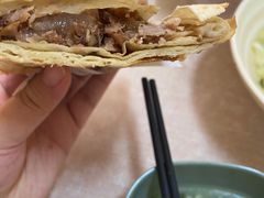 烧饼夹肘子-宝光熏肉鞋底火烧(新街口店)