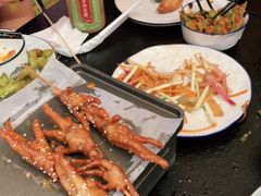 -何妹湿辣牛肉·粤式烧烤砂煲(桂雅路店)