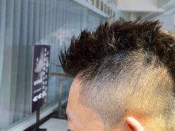 -一家只做男发烫染的店