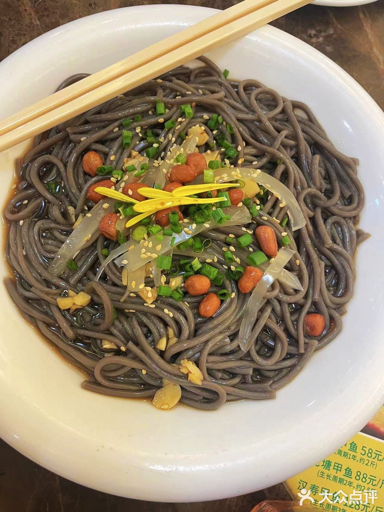 我又来了两块 三块肉 两碗饭 舒服！店内位置很大