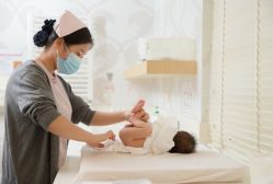 护士给宝宝换尿布-知爱母婴专护全套房月子会所(新华路店)
