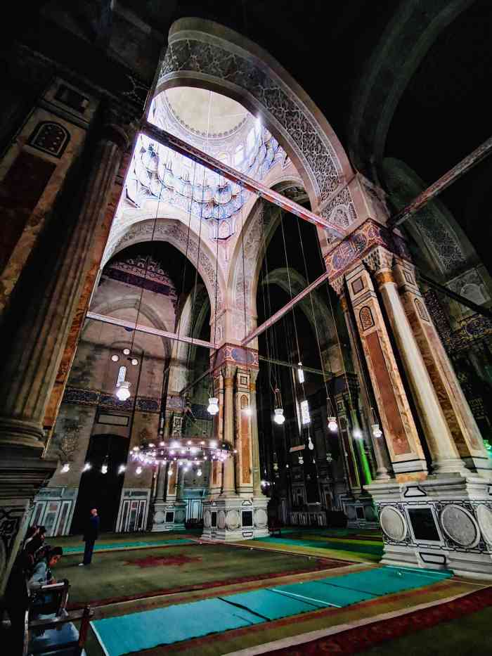 瑞法伊清真寺-"瑞法伊清真寺建筑富丽堂皇,融合多种伊斯兰.