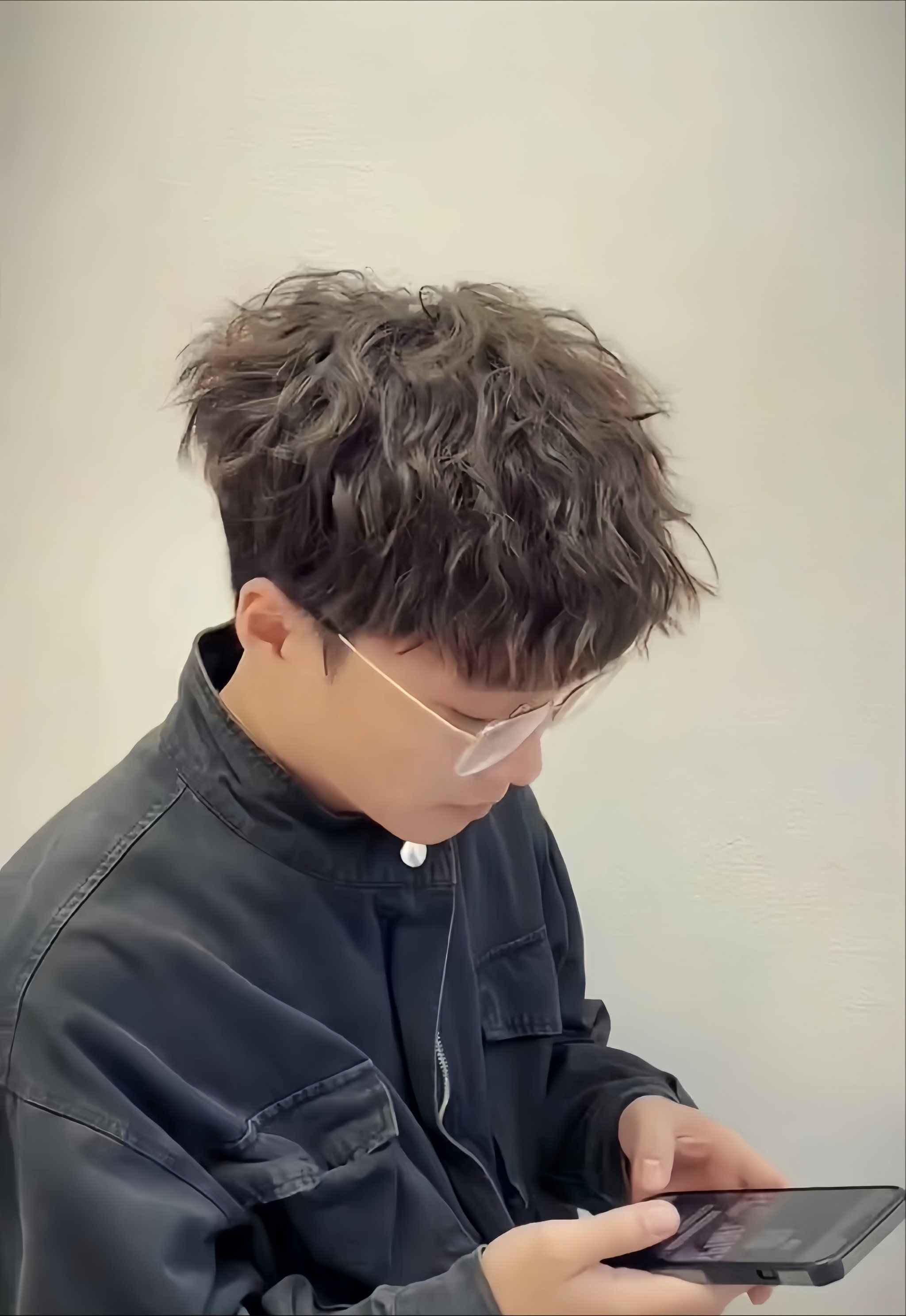 《灵动优雅:莱斯利卷发型之美》
在发型的时尚舞台上,莱斯利卷发型