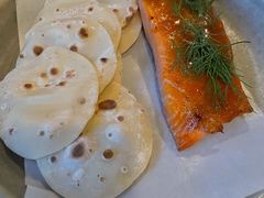 烟熏三文鱼配烤饺子皮和芥末籽酱-BOR Eatery(安福路店)