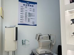 -目上眼镜·蔡司依视路授权(青浦宝龙店)