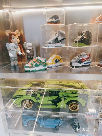 店铺位于湖滨88购物中心，很好找到 店里的装修不错