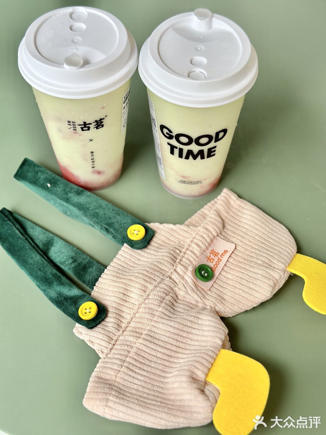 被这“背”奶茶可爱到了‼️都给我去抢背带裤周边