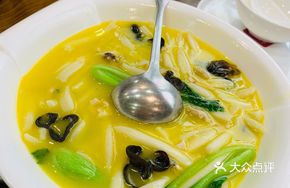 Three Delicacies Noodle Dumpling Soup