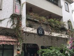 -彳亍咖啡·这里(水湾路店)