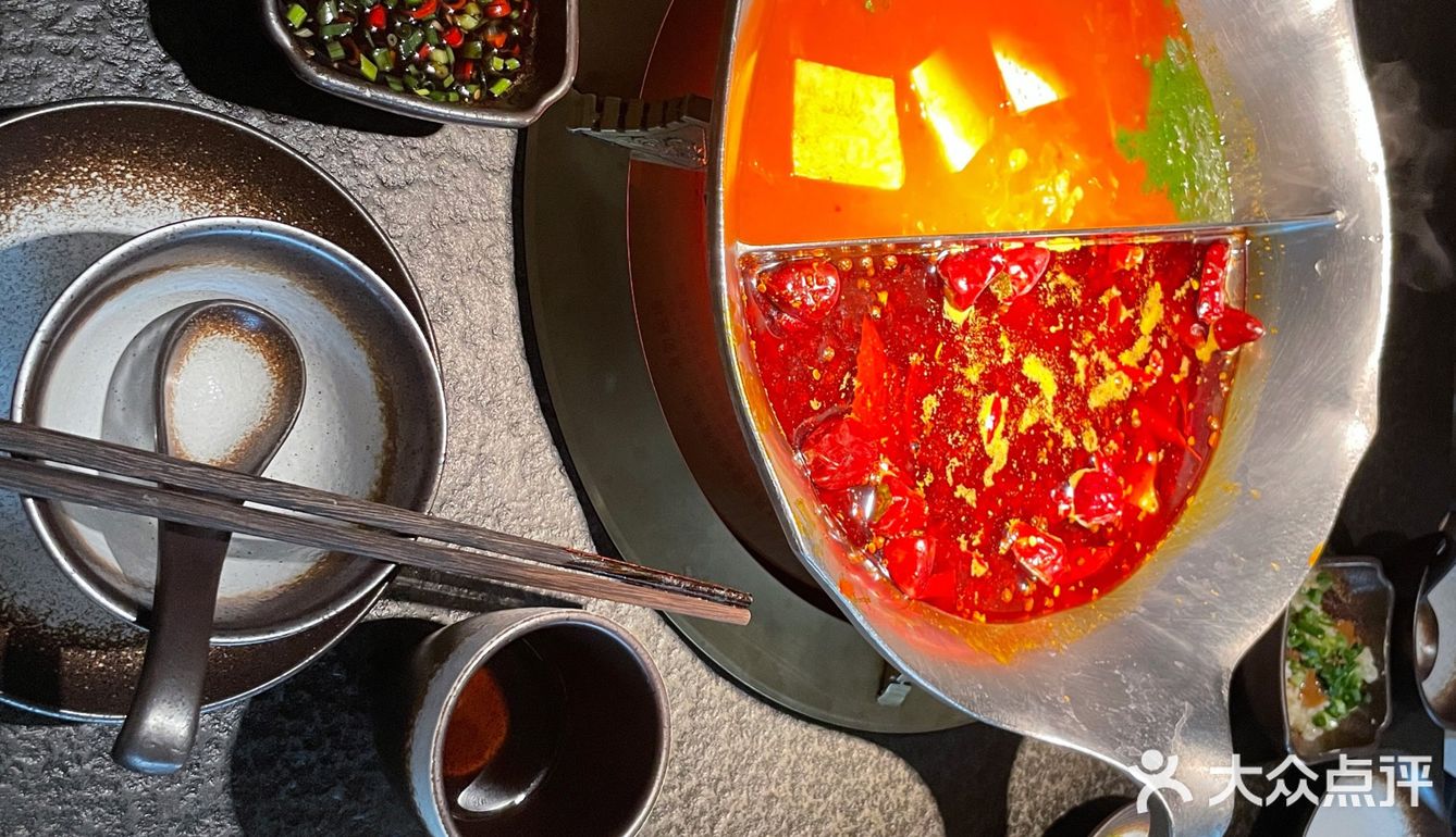 现炸的五花酥肉真的是入口即化酥脆鲜香带着微微麻不太能吃辣的同学一定记着点泡菜锅因为会越煮越辣嫩牛肉必点真的好吃滑溜但是肥牛就不太好吃了煮了很老建议点嫩牛肉就可以啦油腻的火锅配上奶茶就很解辣解腻过了饭点吃不不用排队