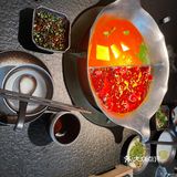 现炸的五花酥肉真的是入口即化酥脆鲜香带着微微麻不太能吃辣的同学一定记着点泡菜锅因为会越煮越辣嫩牛肉必点真的好吃滑溜但是肥牛就不太好吃了煮了很老建议点嫩牛肉就可以啦油腻的火锅配上奶茶就很解辣解腻过了饭点吃不不用排队
