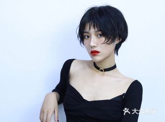 其实很多妹子都不太敢剪短发， 因为觉得短发是高颜值小