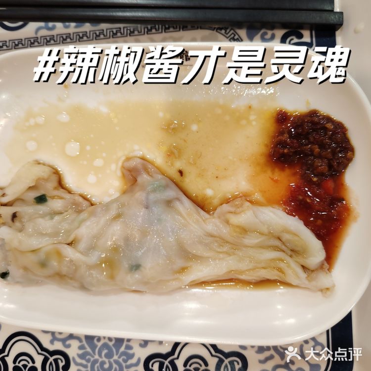 梧州南站打车到冰泉豆浆怡景店，快到这店路的两旁好多美食