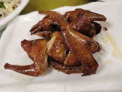 脆皮红烧乳鸽-惠爱餐厅