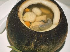 原汁椰子炖乌鸡-汤城小厨•粤菜•靓汤(金宝街店)