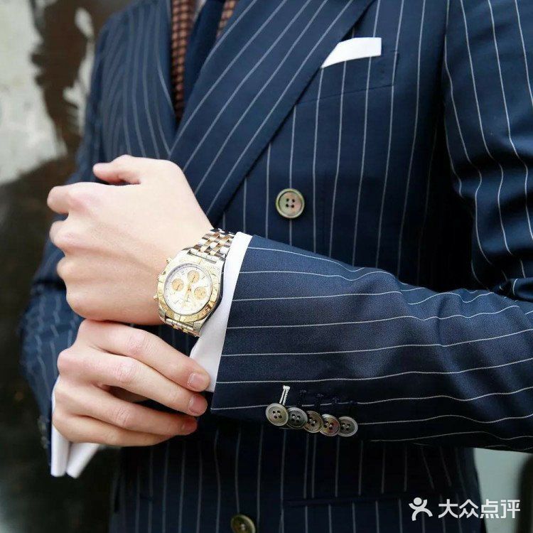 竖条纹西装不会过分的油滑又很优雅