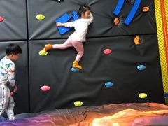-爱蹦iBOON蹦床运动馆(江汉店)