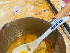 -魔都三兄弟·酸辣粉·小面炸串(虹桥万科店)